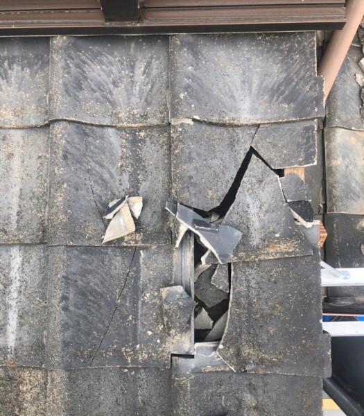 台風で瓦が割れた　差し替え前